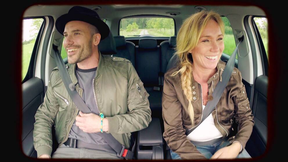 Foto: SVT Martin Stenmarck åker med Anne Lundberg i bilen.
