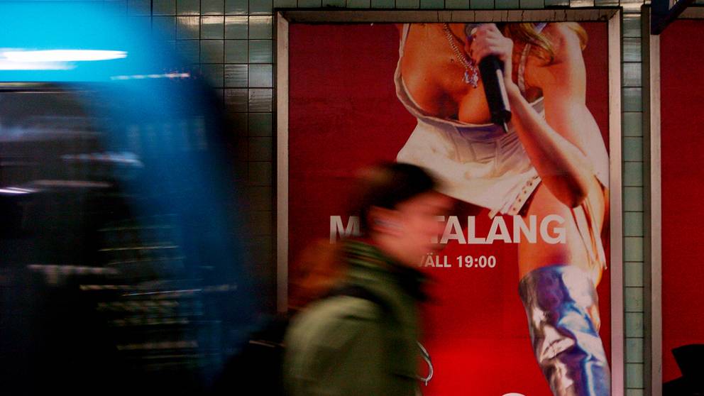 Sveriges kvinnolobby vill ha lag mot sexistisk reklam.