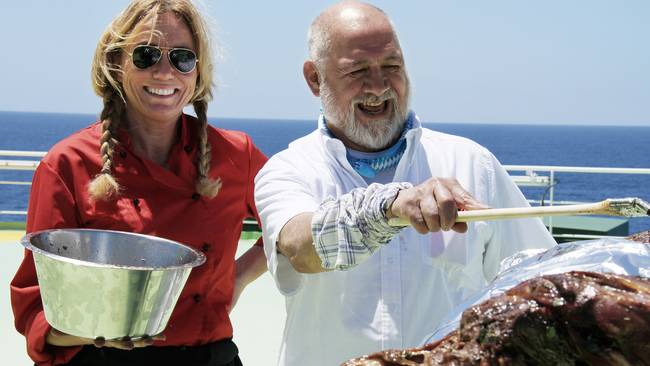 German Zamudio och Anne Lundberg grillar