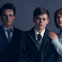 Jamie Parker som Harry Potter, Sam Clemmet som hans son Albus och Poppy Miller som hans fru, Ginny.