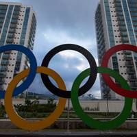 De olympiska ringarna vid OS-byn.