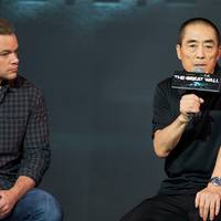 Skådespelaren Matt Damon och regissören ​Zhang Yimou på presskonferens i Peking.