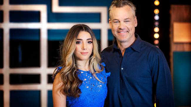 Programledare Gina Dirawi och Henrik Schyffert i Årets retro