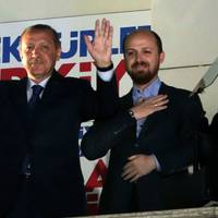 President Recep Tayyip Erdogan  tillsammans med sonen Bilal Erdogan (i mitten) och dottern Sumeyye Erdogan (till höger). 