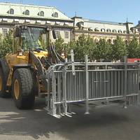Fordon med transporterar staket i Kungsträdgården.