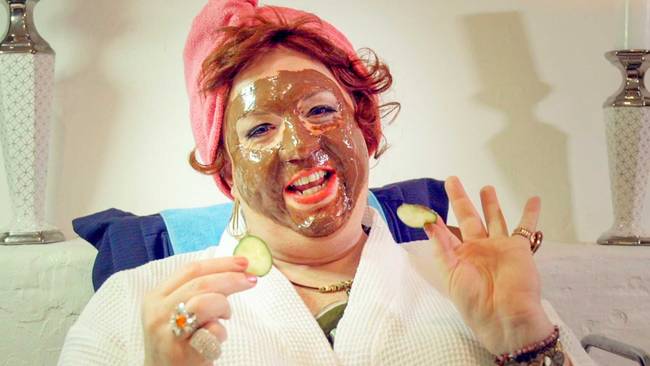 Tiffany har på sig en ansiktsmask.