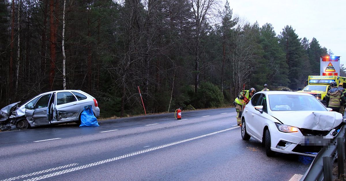 Sex personer till sjukhus efter olycka utanför Uppsala SVT Nyheter