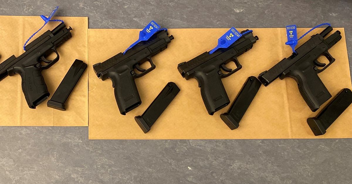 Kvinna döms till fängelse gömde sex pistoler i underkläderna SVT Nyheter