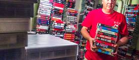 I varje vrå i källaren till Lars Hummers videobutik i Hudiksvall finns VHS-filmer från golv till tak.