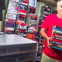 I varje vrå i källaren till Lars Hummers videobutik i Hudiksvall finns VHS-filmer från golv till tak.
