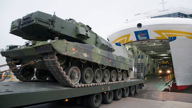 En av åtta överblivna Leopard-stridsvagnar lastas av i Visby hamn för att ställas i ett förråd. 
