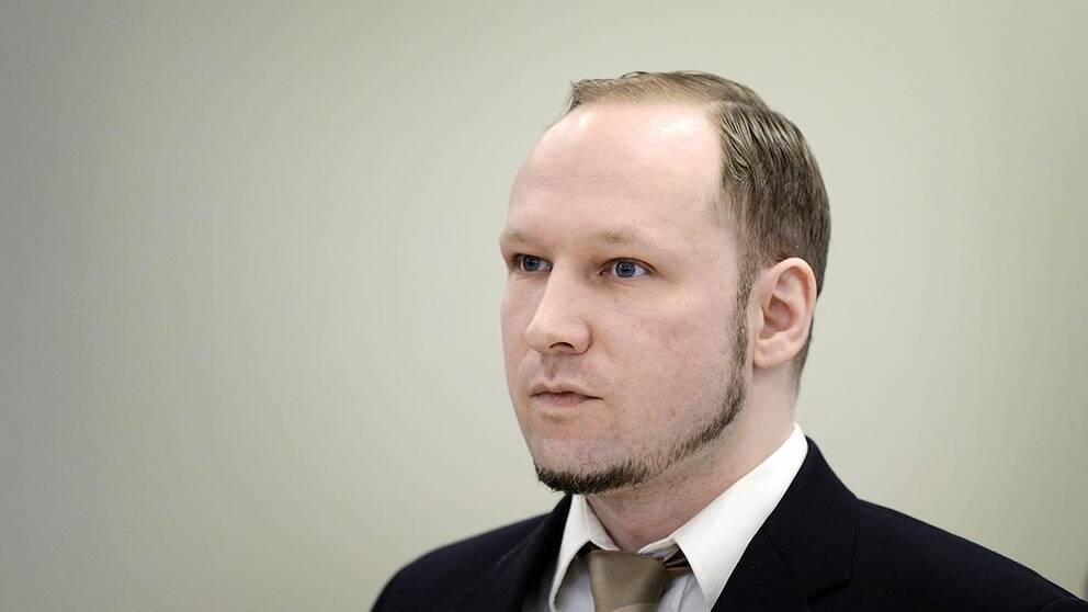 Filmare: Breivik stoppades med vapen | SVT Nyheter