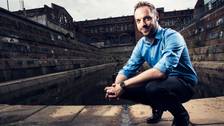 Humortalkshowen Robins är tillbaka. I höstens premiärprogram tar deckardrottningen Camilla Läckberg och den Sverigebetraktande komikern Al Pitcher plats i intervjusoffan.