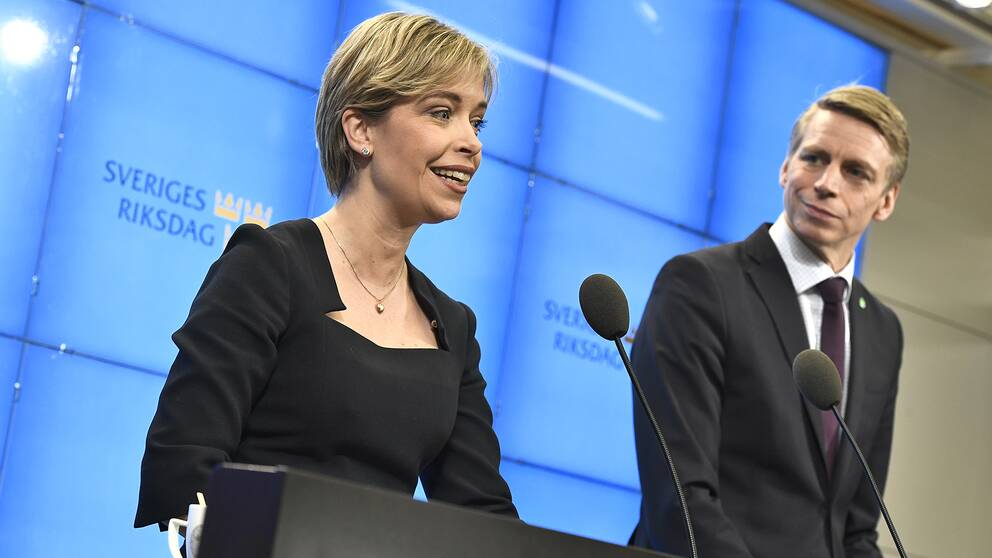 Socialminister Annika Satrandhäll (S) och finansmarknadsminister Per Bolund (MP), presenterar pensionsöverkommelsen under en pressträff i riksdagen.