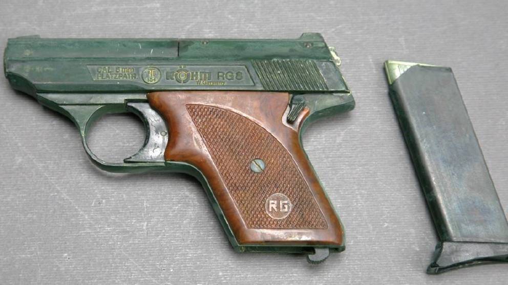 16-åring riktade pistol mot missnöjd kund – döms | SVT Nyheter