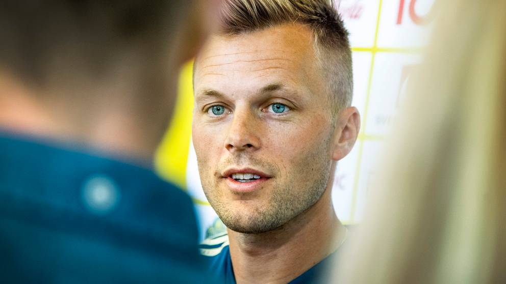 Uppgifter: Sebastian Larsson förhandlar med AIK | SVT Sport