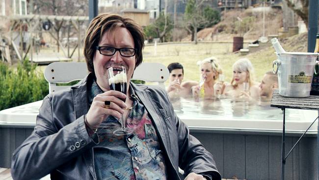 Den före detta tv-mannen och alkoholisten Rolf Pihlman (Henrik Dorsin).