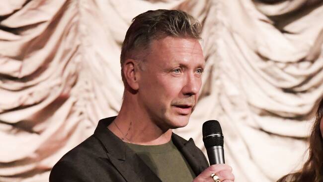 Mikael Persbrandt ringer in det nya året på Skansen | SVT Nyheter