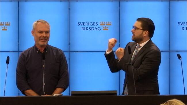 Här skuggboxas Åkesson med Björklund | SVT Nyheter
