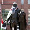 Staty av George Washington i Palestinas flagga, tältläger