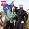 EU-kandidaten Emma Weisner (C) och partiledaren Muharrem Demirok (C) håller en EU-flagga på ett höflak