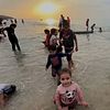 Barn som leker i vattnet i Gazaremsan