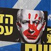Affisch på Netanyahu med ett ”blodigt” handavtryck över ansiktet.