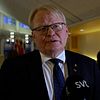 Peter Hultqvist pratar i mikrofonen.