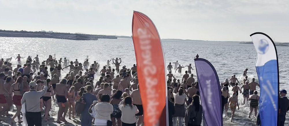 Många badade under påskdoppet 2025 i Varberg.