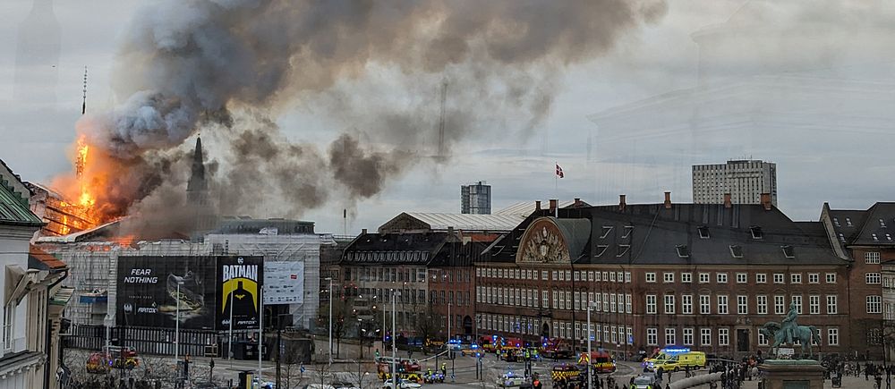 Eld och rök från Börsen i Danmark.