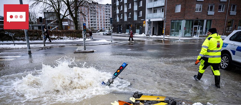 Stor vattenläcka mitt på en gata i Lund, det bubblar kraftigt ur marken, ett stoppljus har dragits omkull