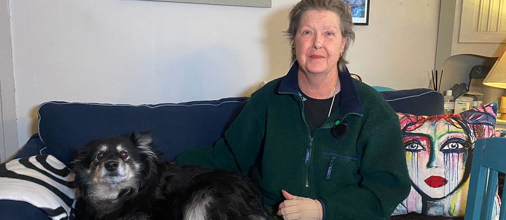 Kvinna i en soffa med en hund