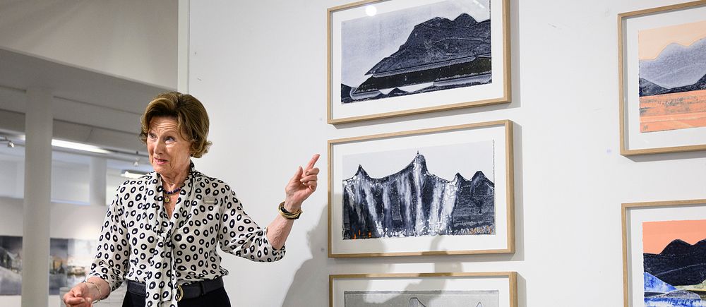 H.M Drottning Sonja av Norge under en pressvisning av hennes utställning på Sandgrund.