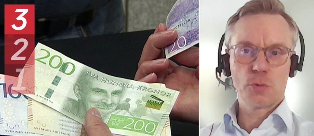 Vasemmalla kuvituskuvassa kruunuja seteleinä. Oikealla SVT:n haastattelussa videopuhelun välityksellä SEB-pankin päästrategi Jussi Hiljanen. Till vänster i illustrationen kronor som sedlar. Till höger i SVT:s intervju via videosamtal SEB-bankens chefsstrateg Jussi Hiljanen.