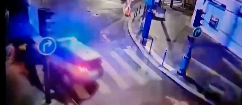 Bilar kraschar in i varandra vid övergångsställe
