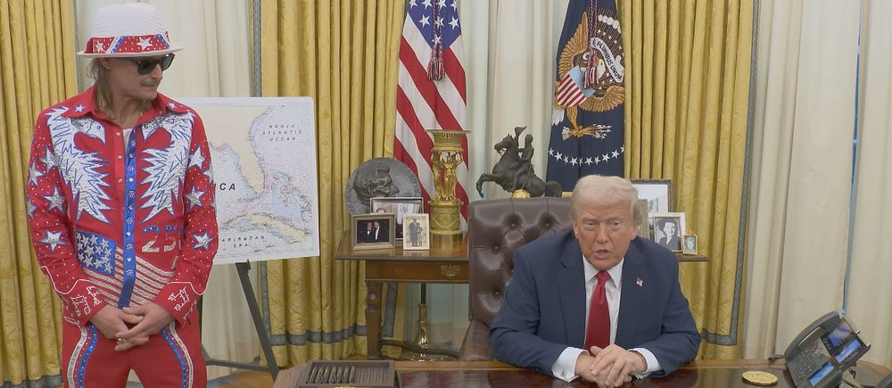 Donald Trump i Ovala rummet med man i färgglad dräkt stående bredvid.