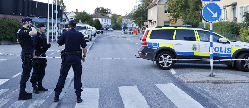 Avspärrad gata i Flysta, Spånga i västra Stockholm där två personer attackerades med kniv under lördagen.