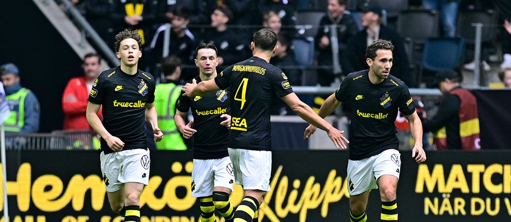 AIK-spelare firar mål under en fotbollsmatch inför publiken på Friends Arena.