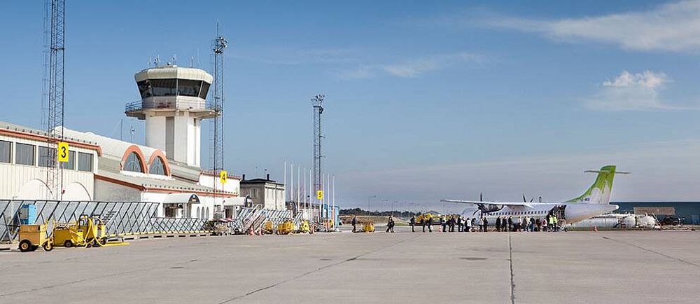 Folk går ombord på flygplan på Visby flygplats.