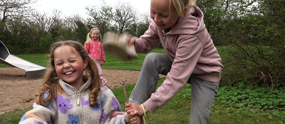 I klippet hör du barnen Ebba och Ella om vad de tycker att föräldrarna inte tillåter dem att ha smartphones och vad de då gör istället.