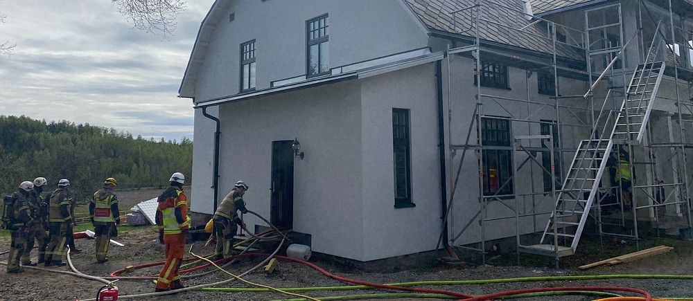 Ett trevåningshus brinner i Vålberg. Räddningsstyrkor från Vålberg, Karlstad och Kil jobbar med att släcka branden.
