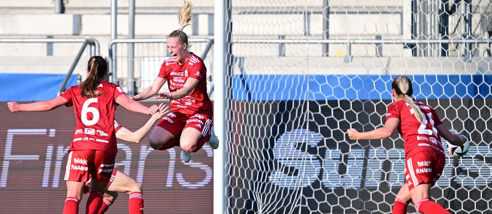 Piteås spelare jublar tillsammans efter Emma Viklunds sena mål på straff som avgjorde finalen mot Häcken.