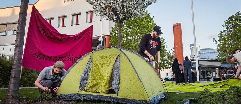 Studenter ordnar tält på campus Örebro