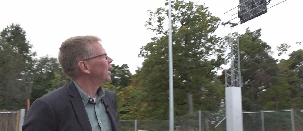 Utredaren på Transportstyrelsen tittar upp på de nya broavgiftskamerorna på nya Skurubron.