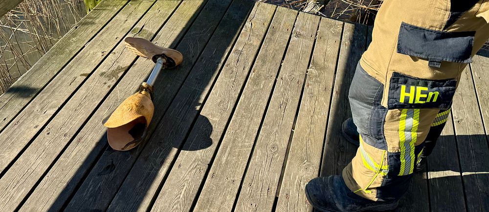 Träben på brygga tillsammans med en brandmansbyxa.