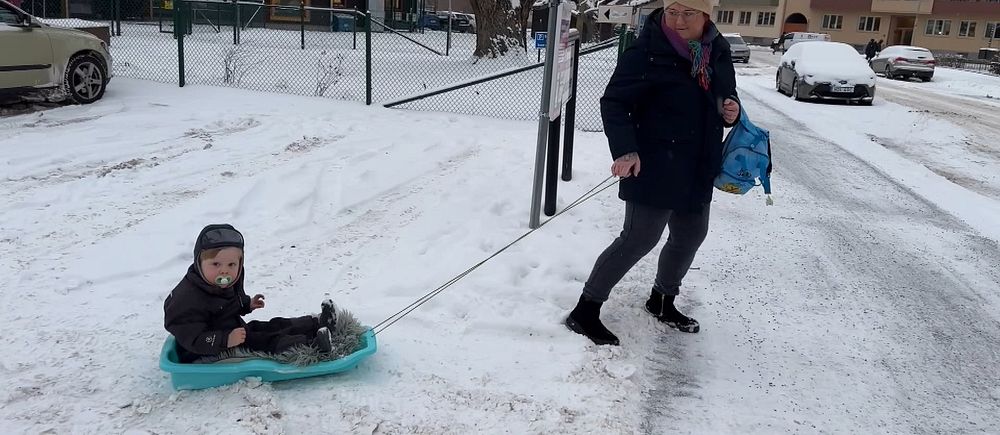 Sofia Nilsson drar sin son i en pulka utanför en förskola på Väster i Örebro.