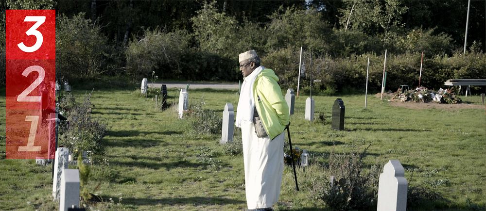 Man vid gravstenar på muslimsk kyrkogård.