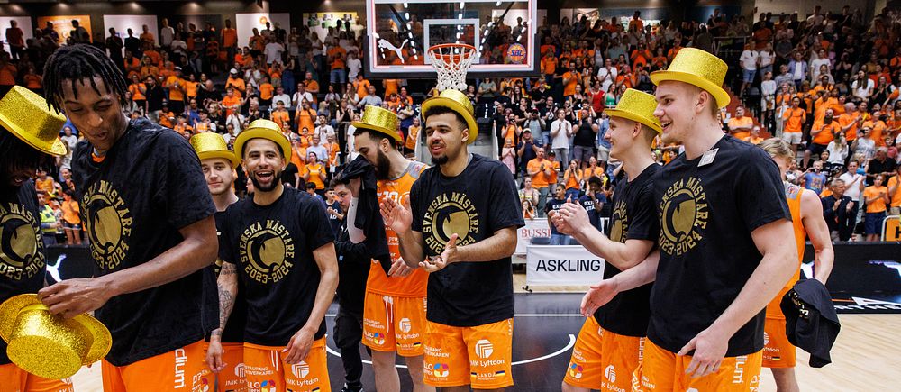 Norrköping firar titeln i guldhattar efter finalmatchen