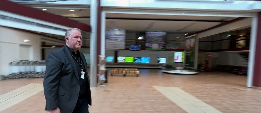 Sundsvall Timrå Airports VD Frank Olofsson i en fartig bild på flygplatsen.