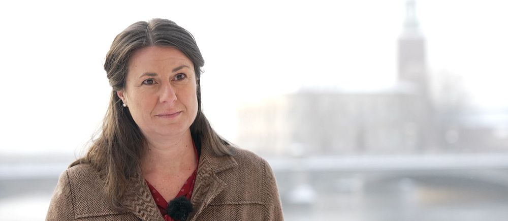 Svenska freds ordförande, Kerstin Bergeå, med Stockholms stadshus i bakgrunden.